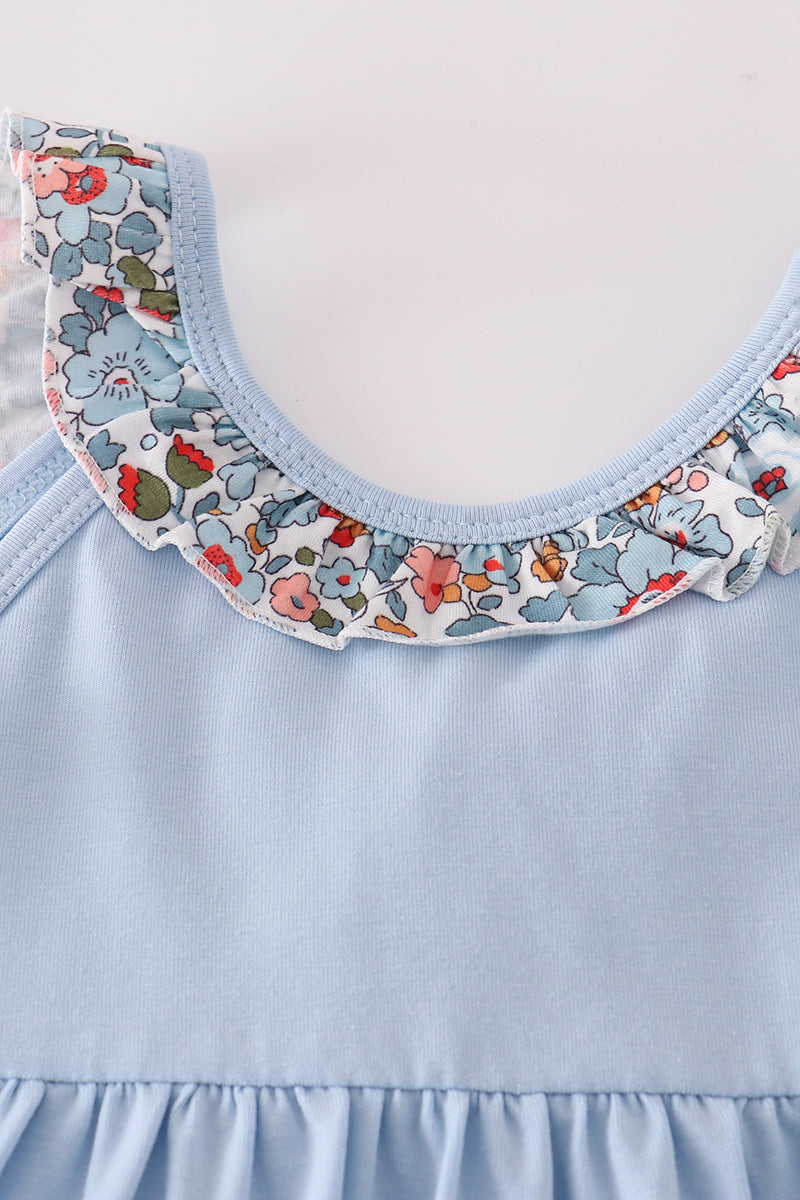 Vestido con volantes y apliques florales de manzana azul
