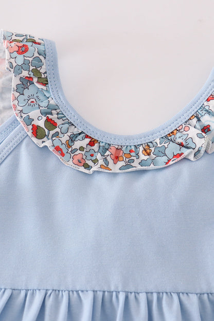 Vestido con volantes y apliques florales de manzana azul