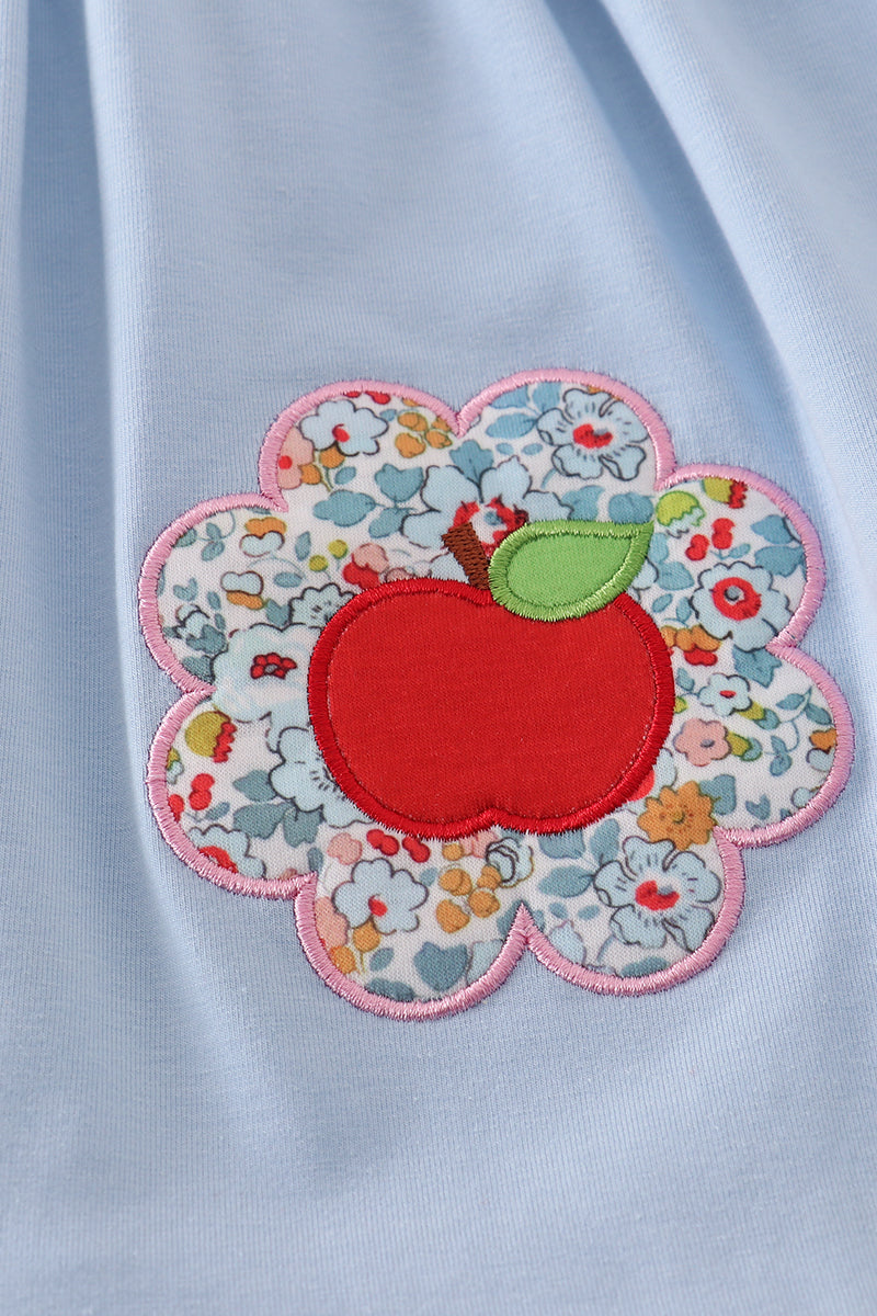 Vestido con volantes y apliques florales de manzana azul