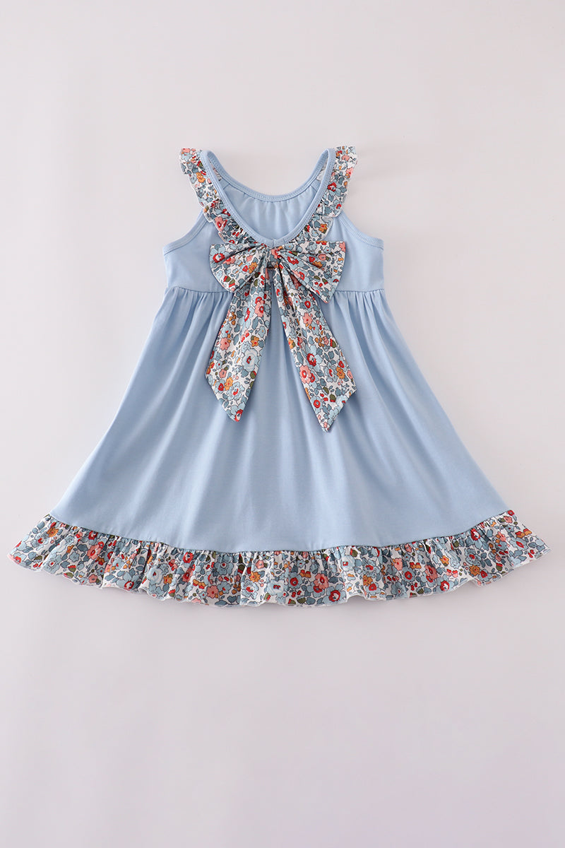 Vestido con volantes y apliques florales de manzana azul