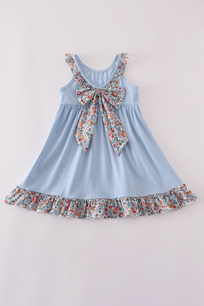 Vestido con volantes y apliques florales de manzana azul