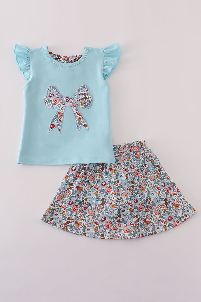 Conjunto de falda pantalón deportiva con aplique de lazo floral azul