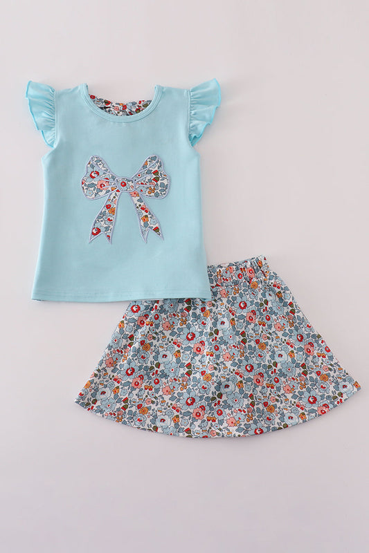Conjunto de falda pantalón deportiva con aplique de lazo floral azul