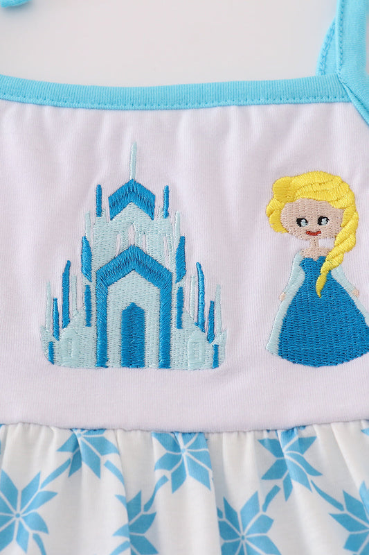 Vestido con volantes y bordado de personajes azules