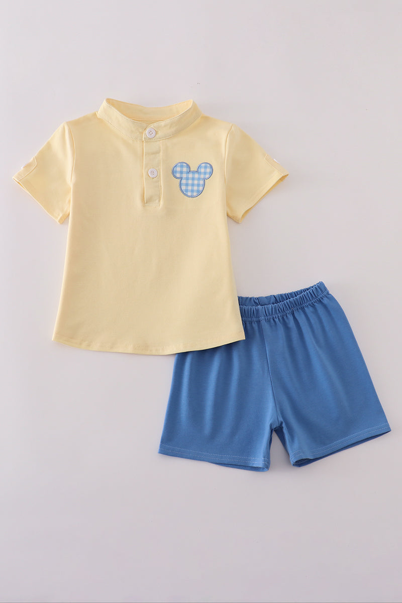 Conjunto de pantalones cortos con apliques de personajes amarillos