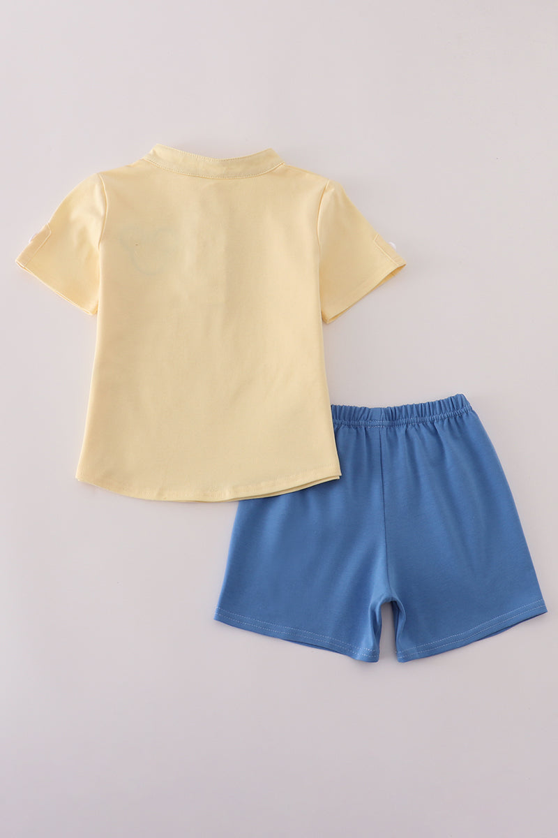Conjunto de pantalones cortos con apliques de personajes amarillos