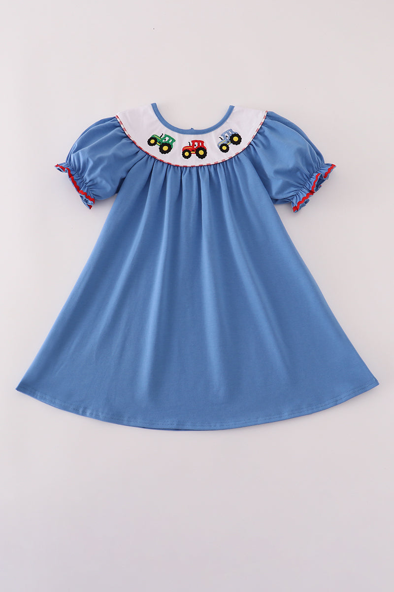 Vestido con bordado de tractor azul
