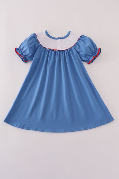 Vestido con bordado de tractor azul