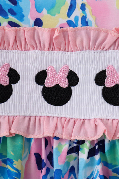 Vestido con volantes y fruncido de personaje rosa