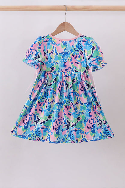 Vestido con volantes y fruncido de personaje rosa